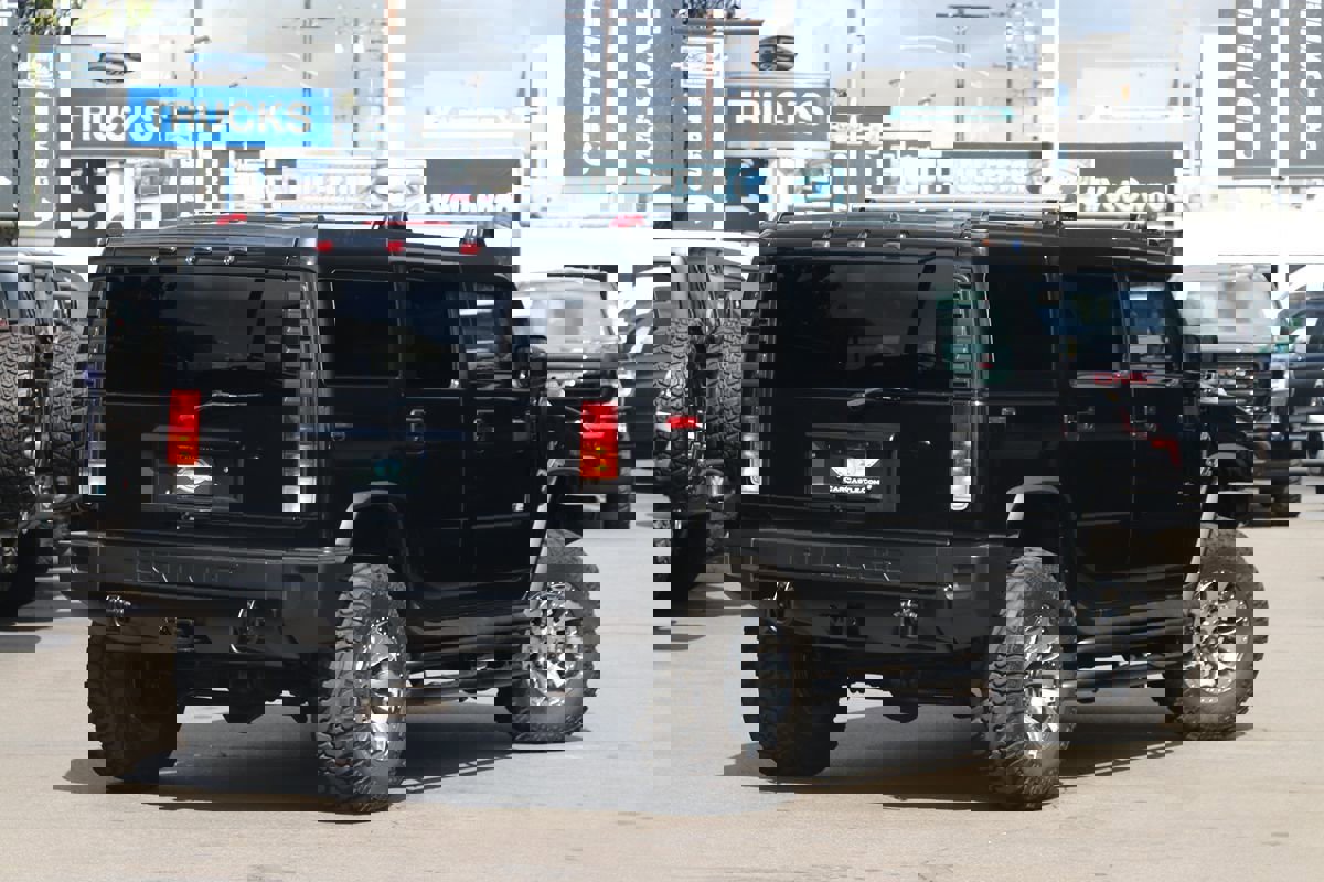Used 2004 HUMMER H2 w/ Preferred Equipment Group image 2