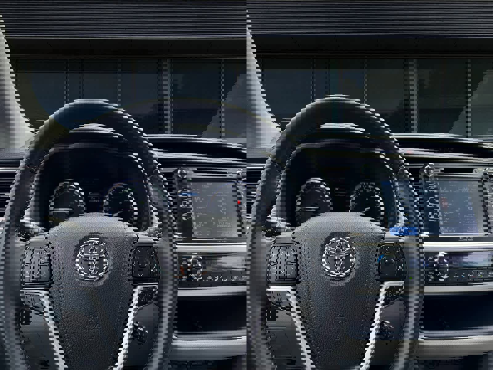 Used 2017 Toyota Highlander XLE image 4