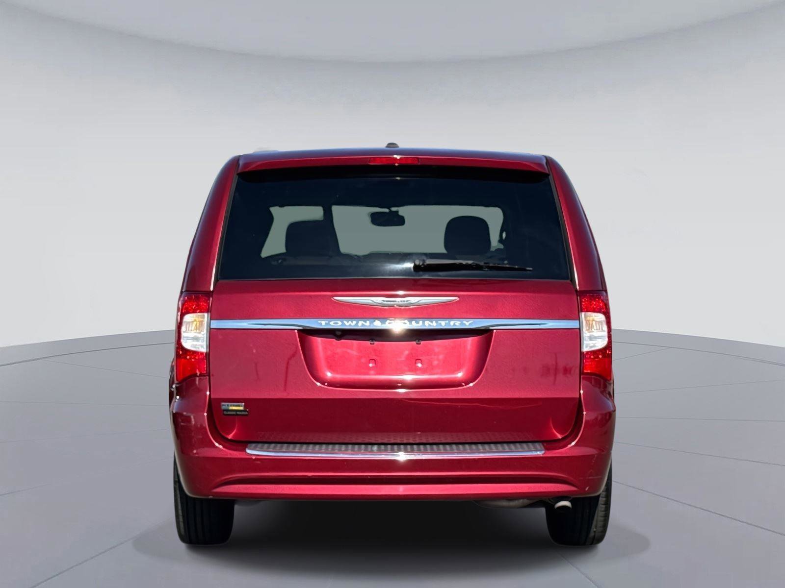 Used 2016 Chrysler Town & Country Touring image 4