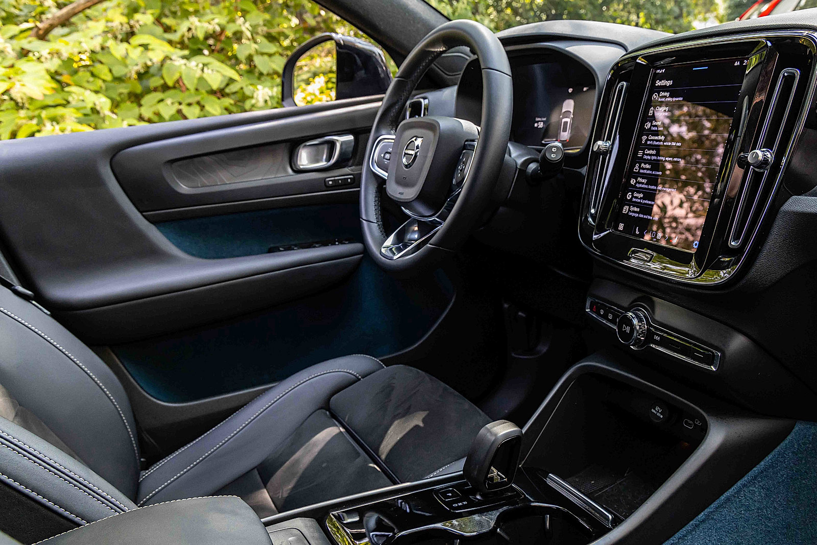 Used 2023 Volvo XC40 Recharge Plus w/ Protection Package Premier image 24