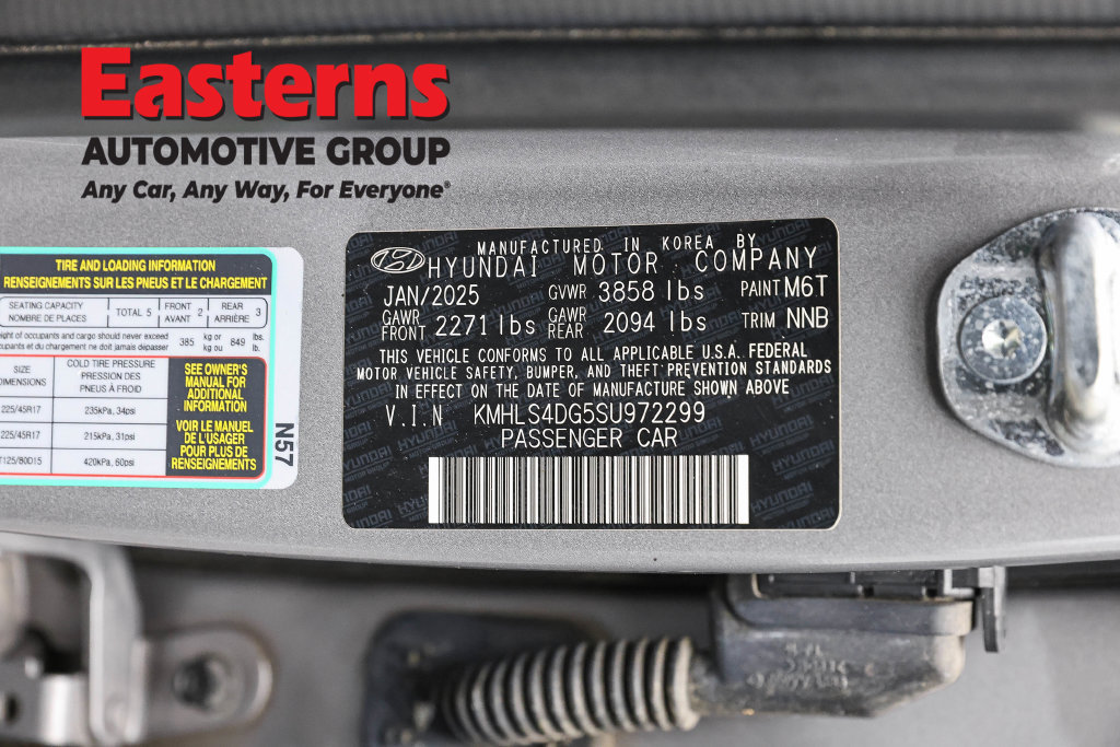 Used 2025 Hyundai Elantra SEL FWD image 38