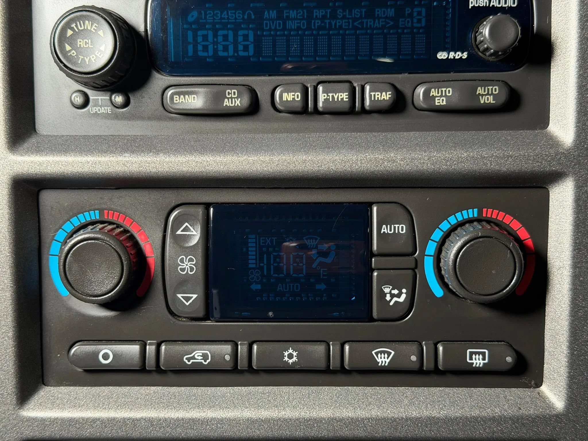 Used 2004 HUMMER H2 w/ Preferred Equipment Group AWD/4WD image 36