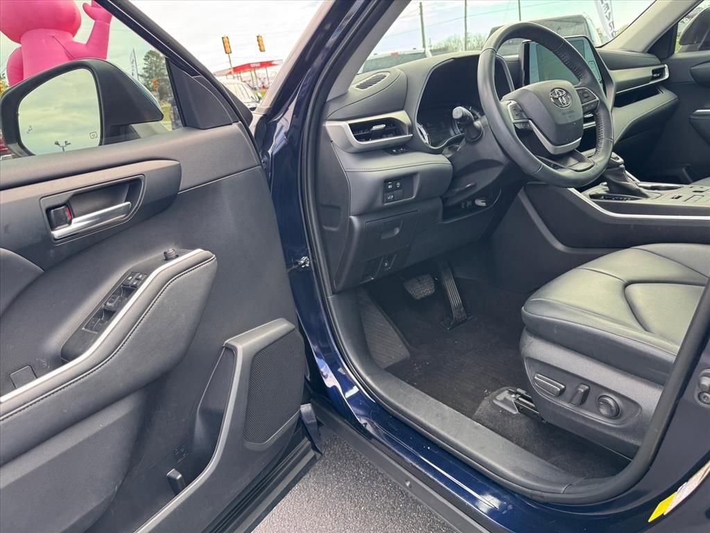 Used 2023 Toyota Highlander XLE image 14