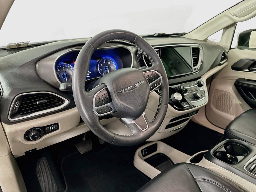 Certified 2023 Chrysler Pacifica Touring-L FWD image 16