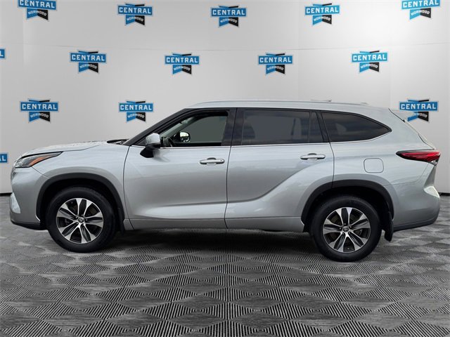 Used 2022 Toyota Highlander XLE image 2