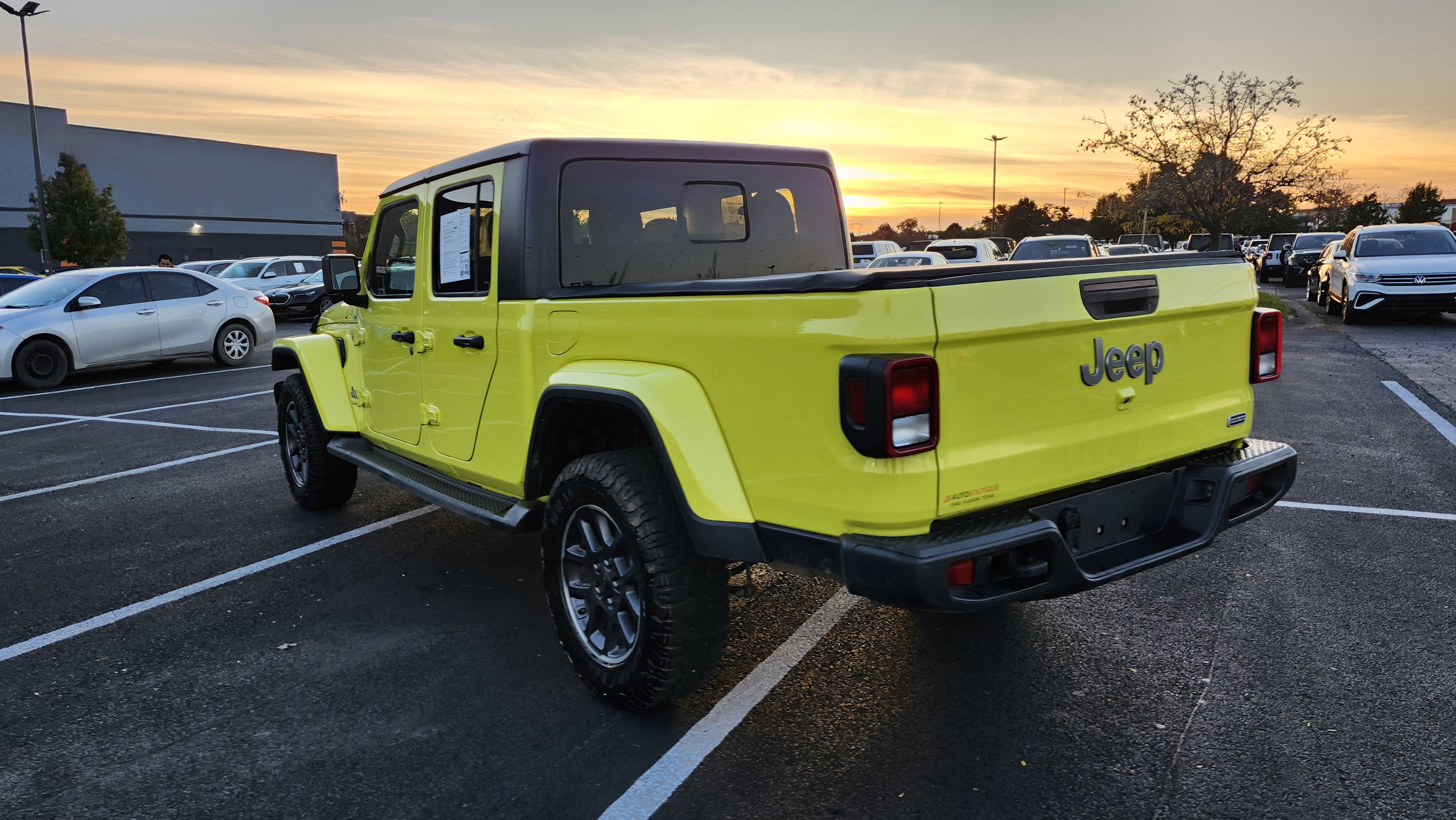Used 2023 Jeep Gladiator Overland w/ Cold Weather Group image 8