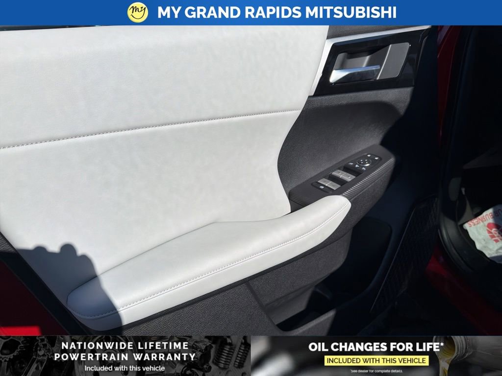 New 2025 Mitsubishi Outlander SE image 10