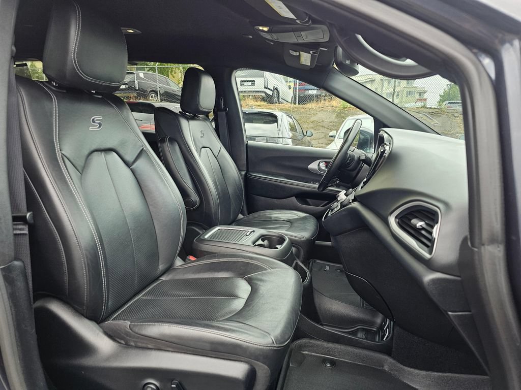 Used 2020 Chrysler Pacifica Touring-L Plus FWD image 11