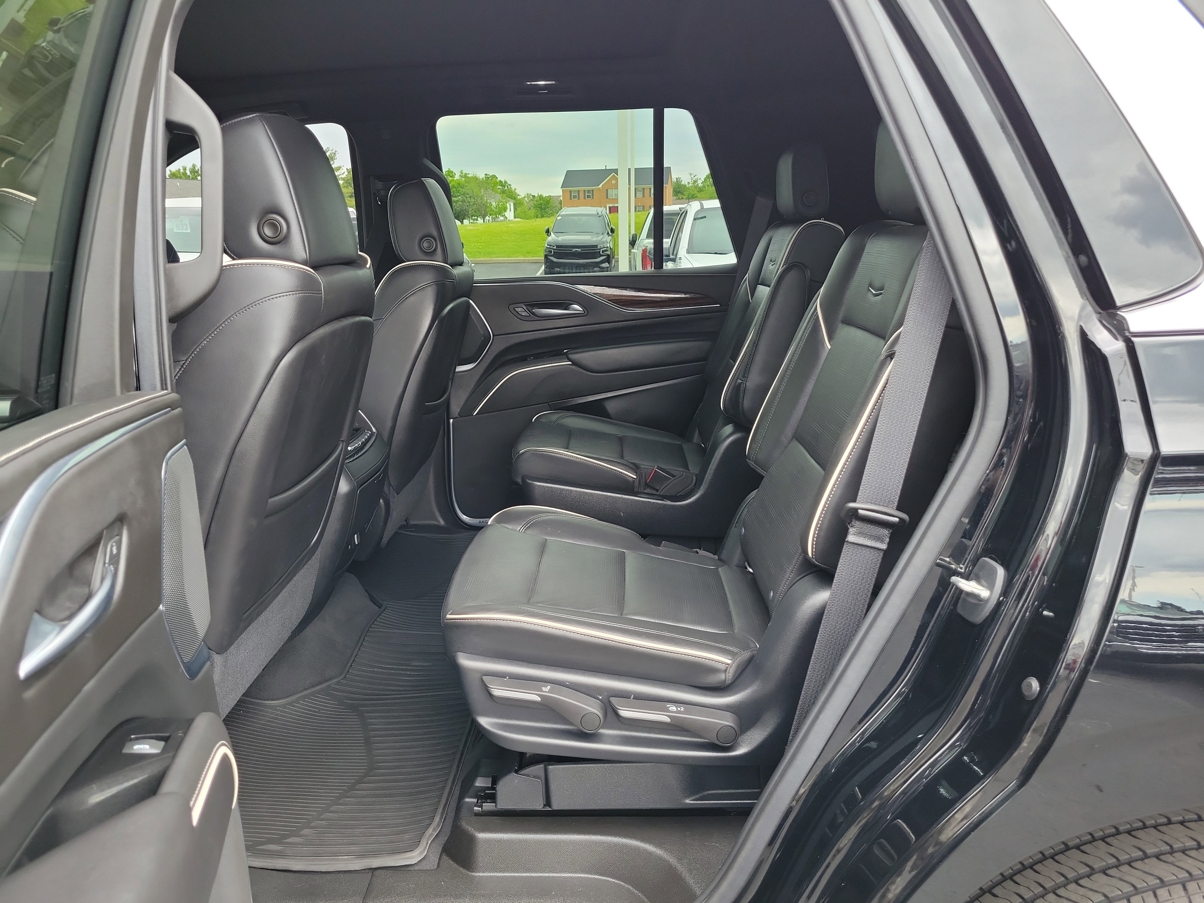 Used 2021 Cadillac Escalade Premium Luxury AWD/4WD image 14
