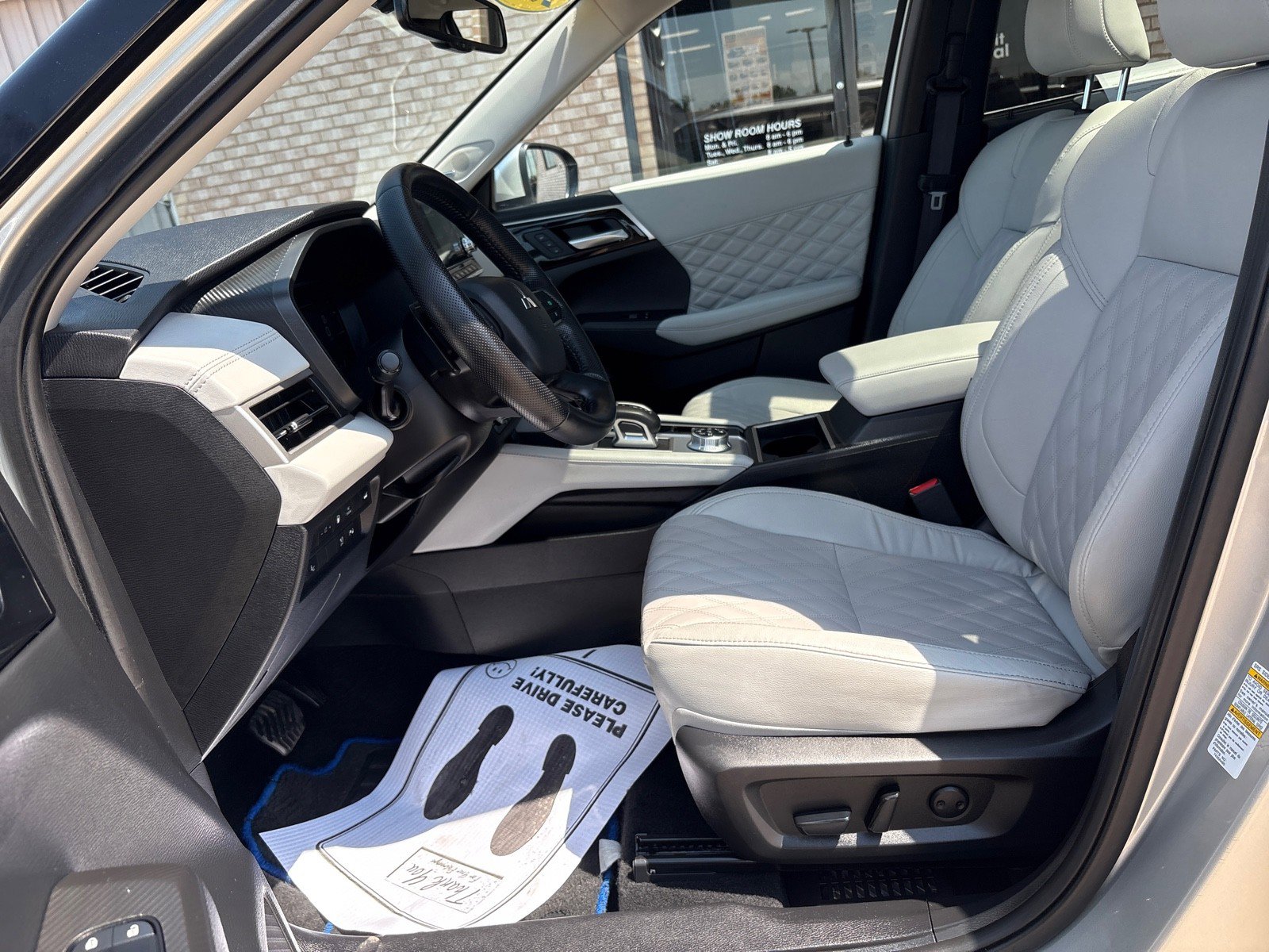 Used 2024 Mitsubishi Outlander 4WD Plug-In Hybrid image 3