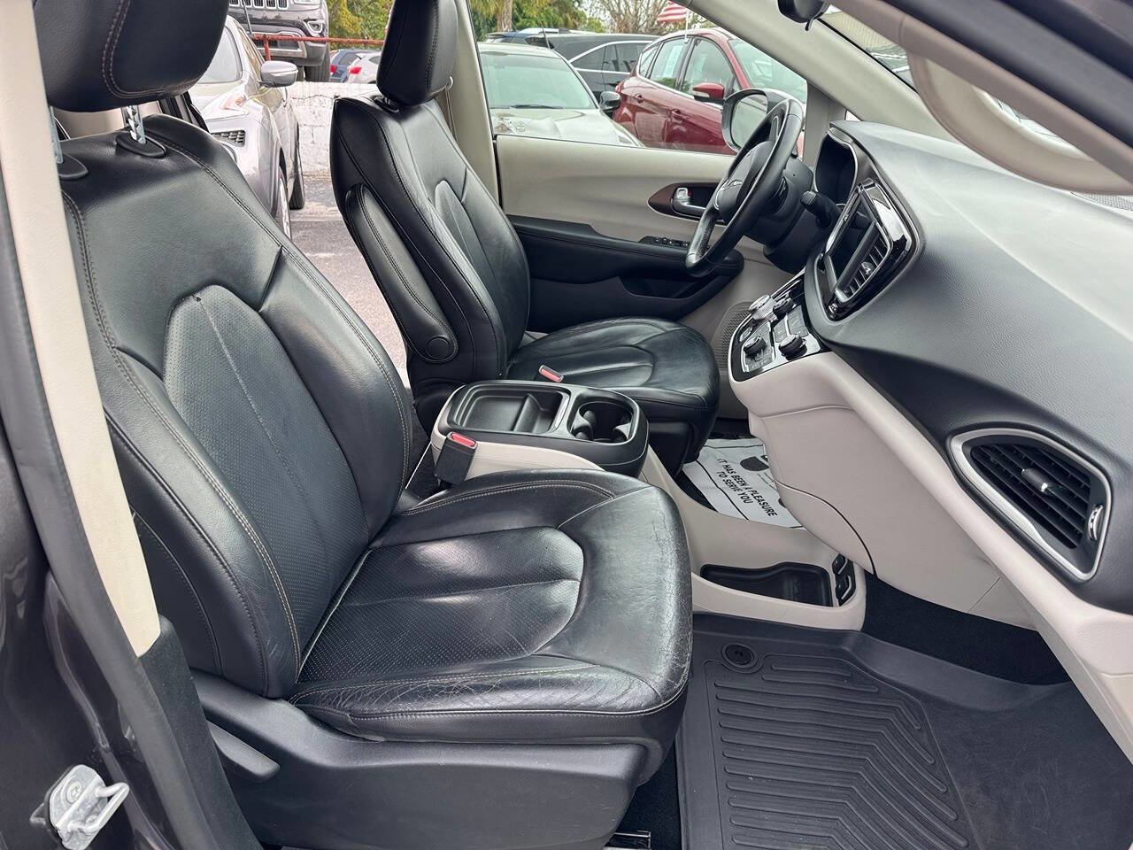 Used 2018 Chrysler Pacifica Touring-L FWD image 21