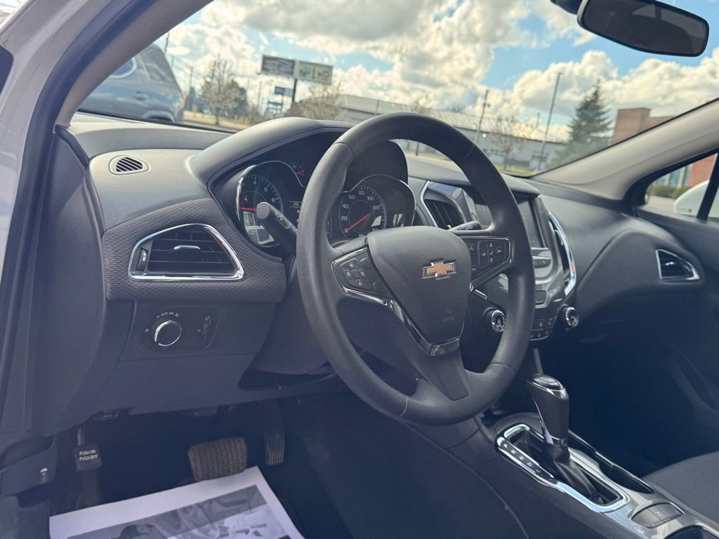 Used 2017 Chevrolet Cruze LT image 13