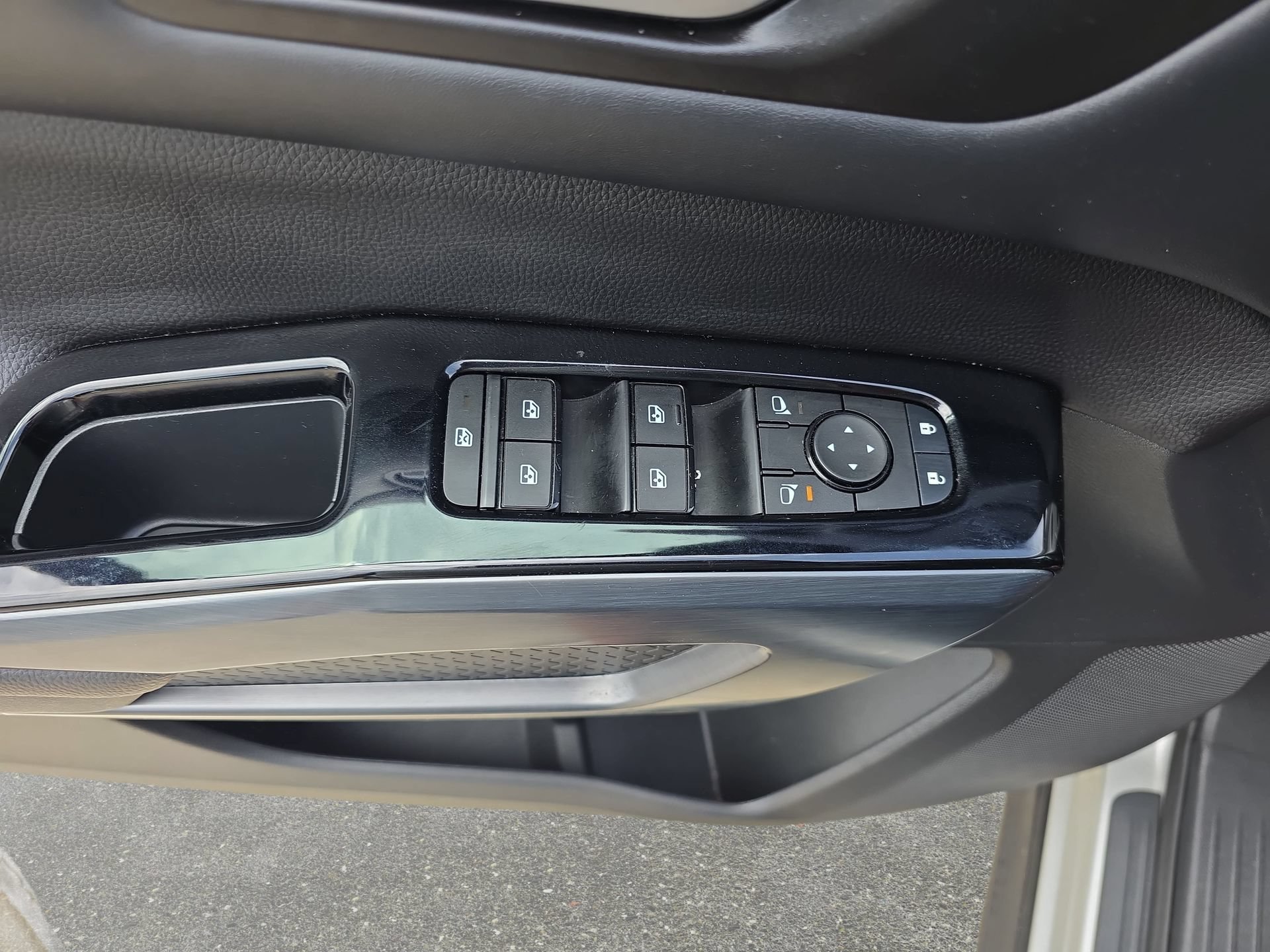 Used 2025 Nissan Pathfinder SL FWD image 27