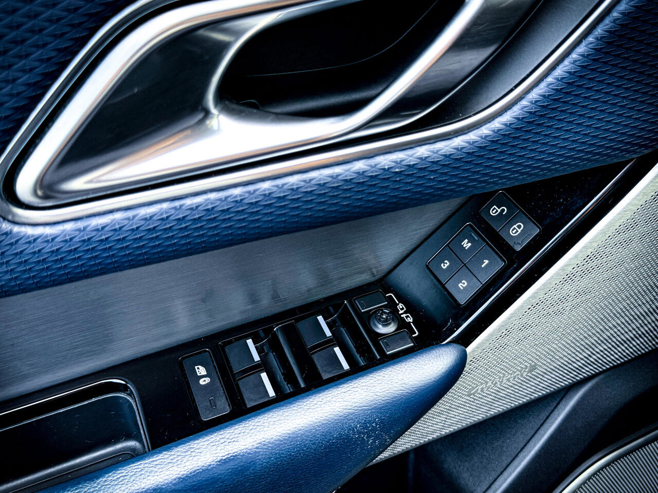 Used 2018 Land Rover Range Rover Velar R-Dynamic SE image 21