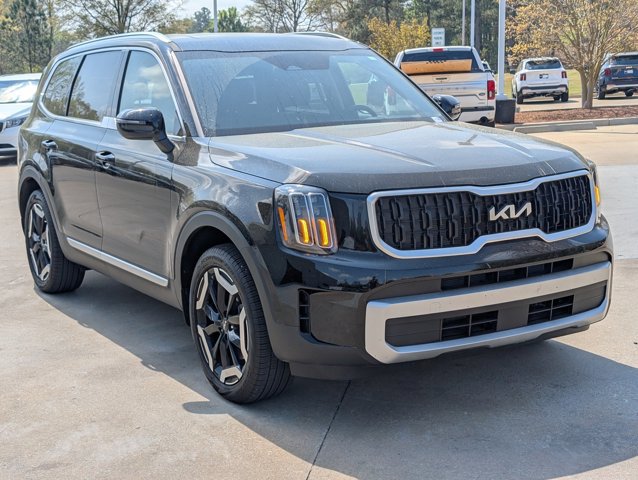 Used 2024 Kia Telluride EX w/ EX Captain's Chair Package image 3
