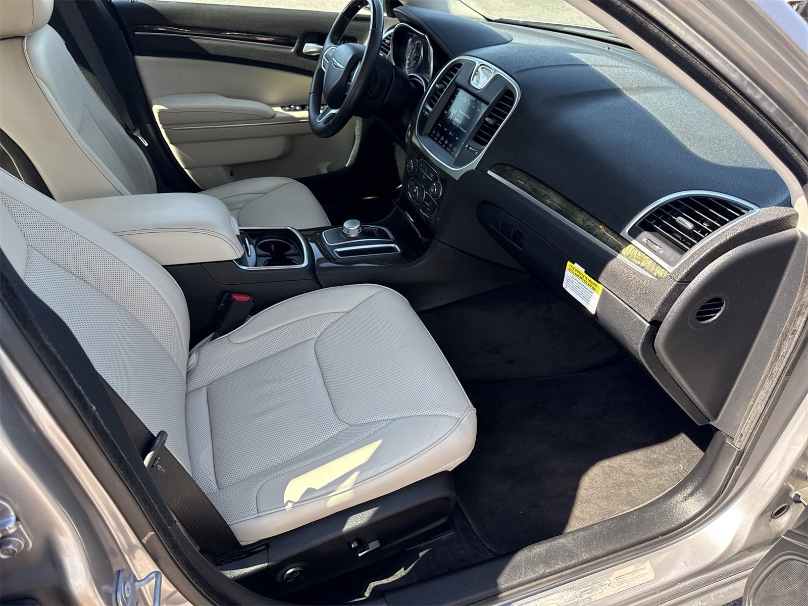 Used 2018 Chrysler 300 Limited image 30