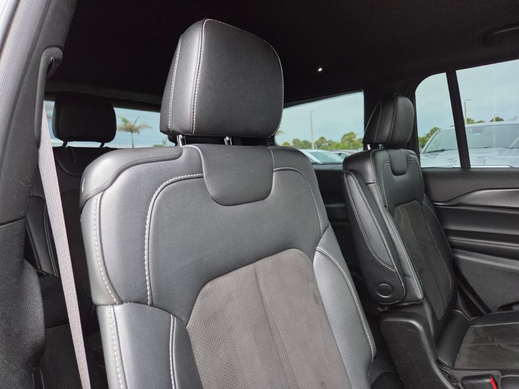 Used 2023 Jeep Grand Cherokee L Laredo RWD image 19