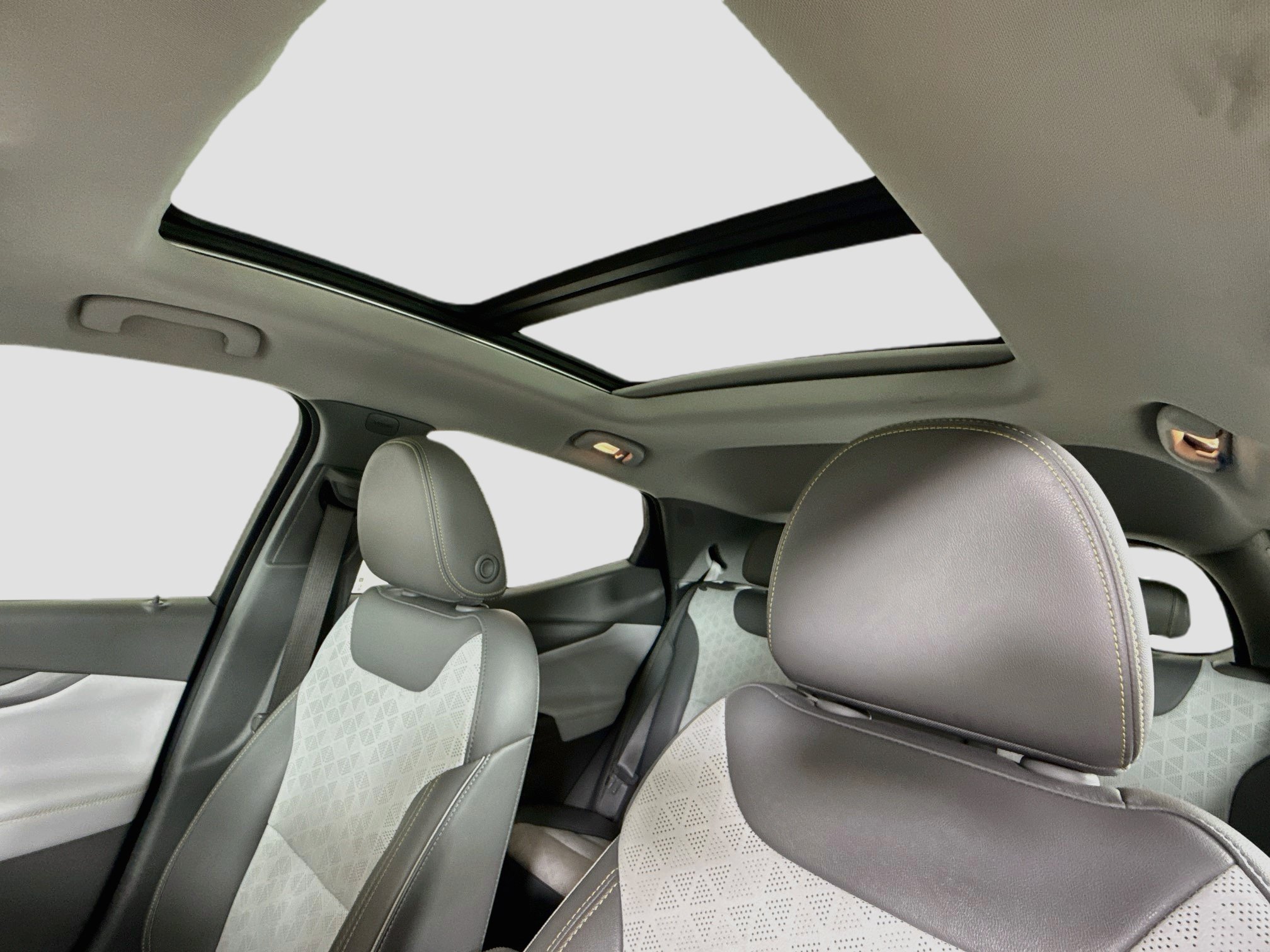 Used 2023 Chevrolet Bolt EUV Premier w/ Sun & Sound Package FWD image 24