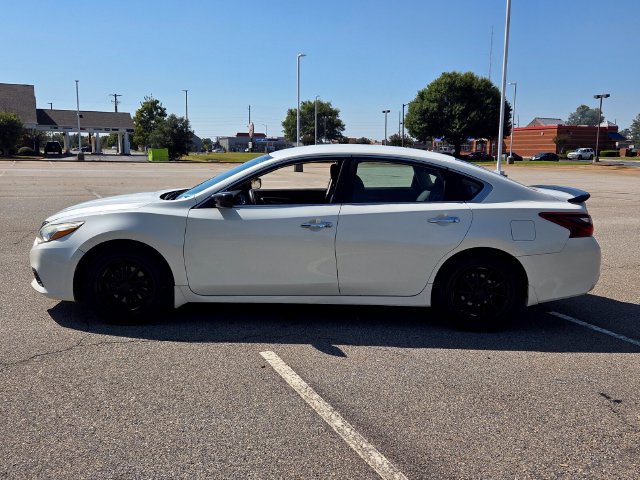Used 2017 Nissan Altima 2.5 SR w/ Midnight Edition Package FWD image 4
