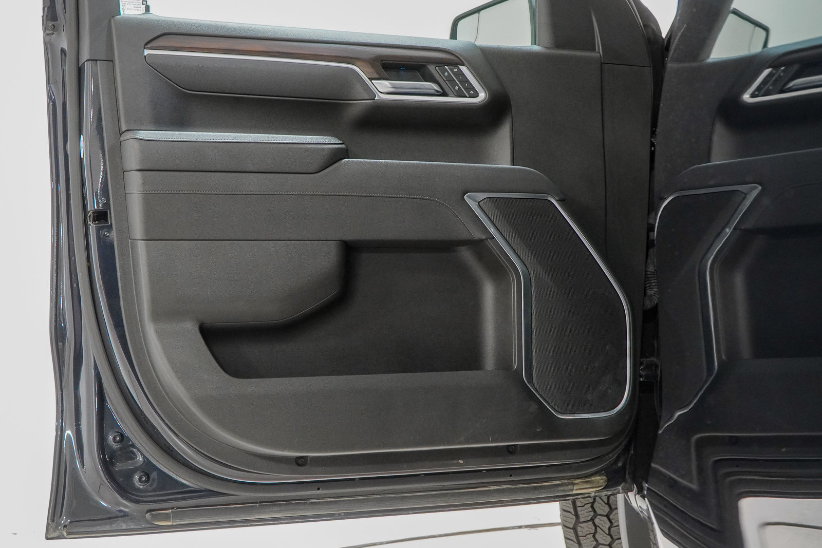 Used 2025 GMC Sierra 1500 SLT AWD/4WD image 16