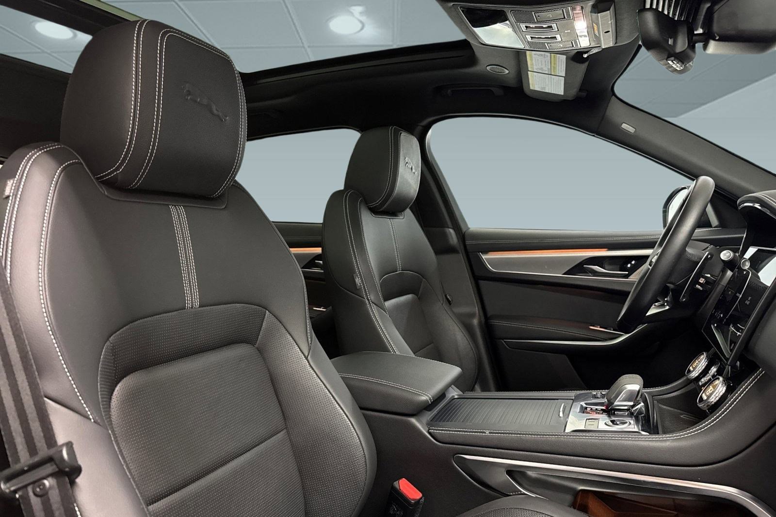 Used 2024 Jaguar F-PACE R-Dynamic S image 32