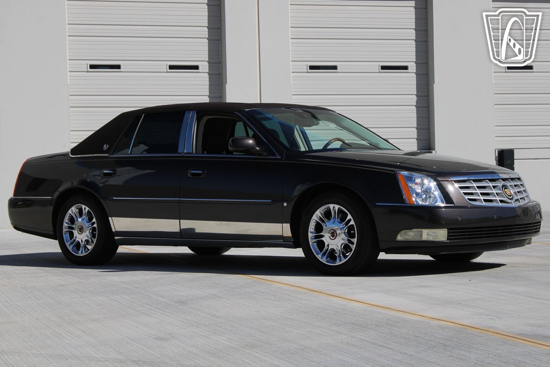 Used 2008 Cadillac DTS Performance w/ Platinum Edition image 2
