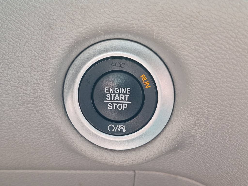 Used 2023 Chrysler Pacifica Touring-L FWD image 28