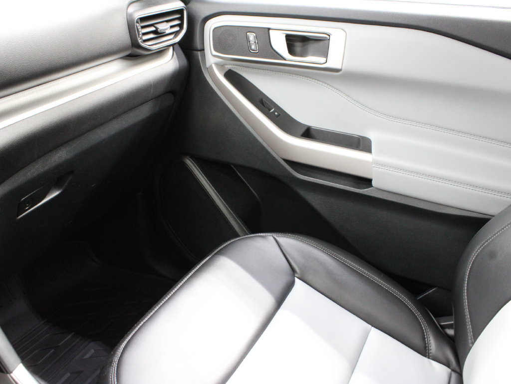 Used 2023 Ford Explorer XLT w/ XLT Sport Appearance Package AWD/4WD image 30
