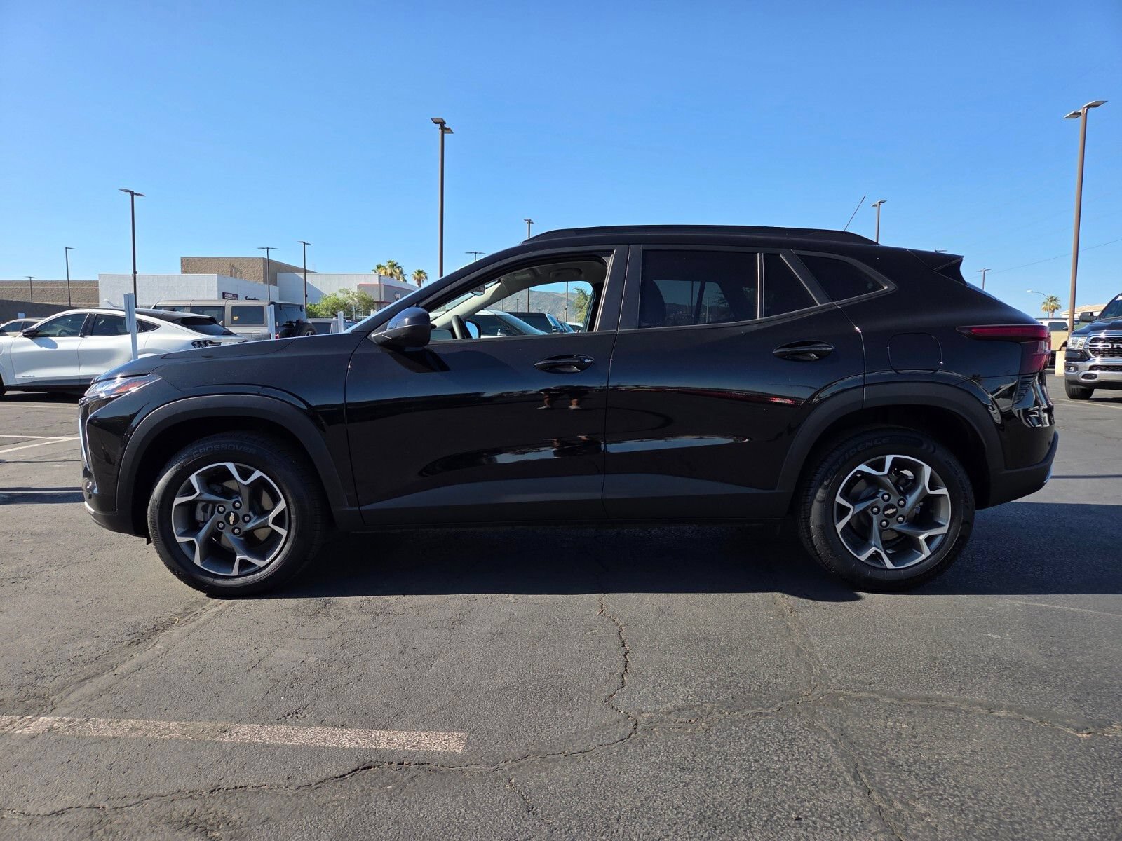 Used 2025 Chevrolet Trax LT FWD image 3