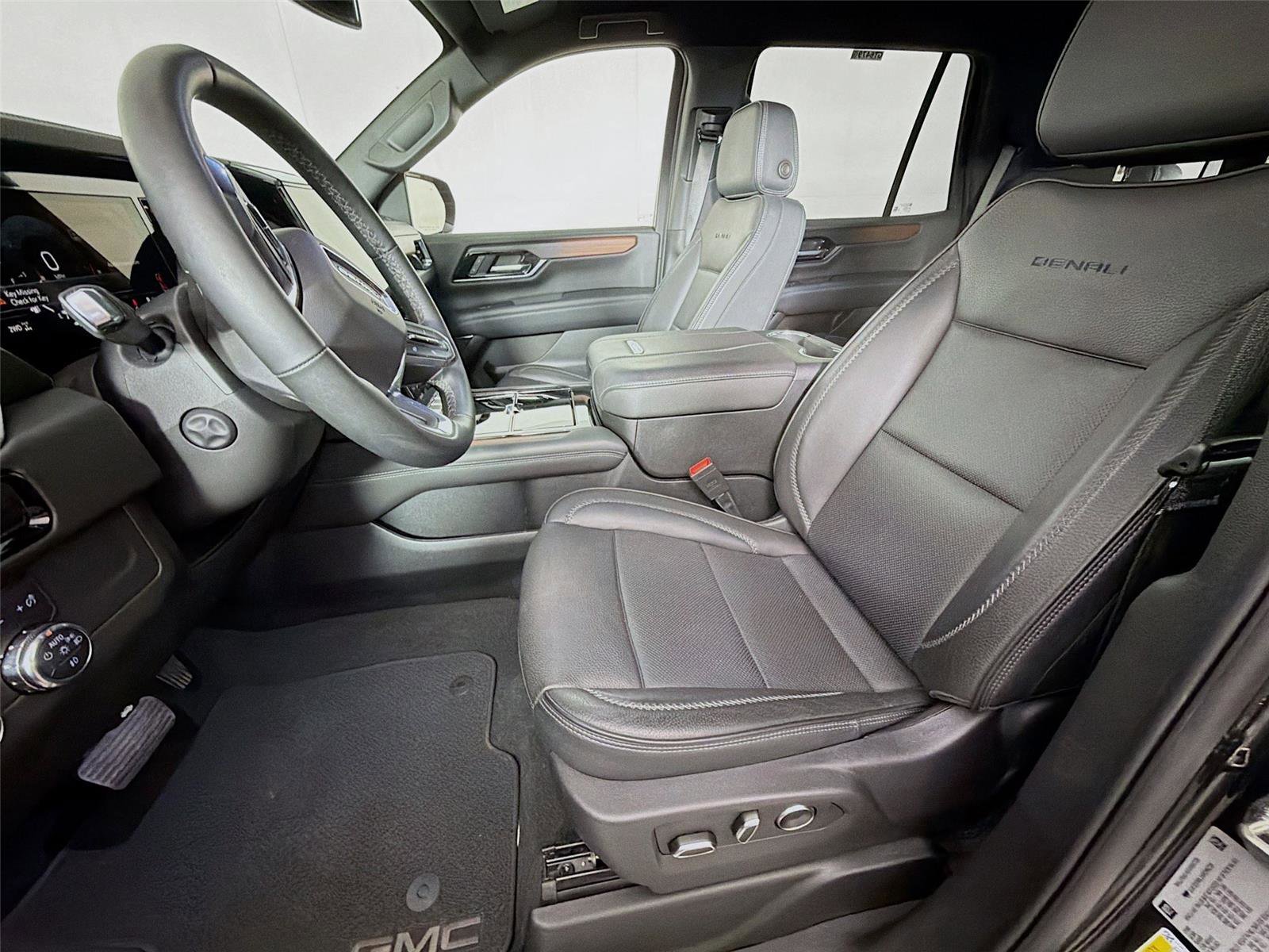 Used 2025 GMC Yukon Denali AWD/4WD image 11