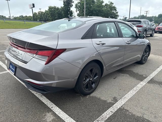 Used 2022 Hyundai Elantra SEL w/ Convenience Package FWD image 5