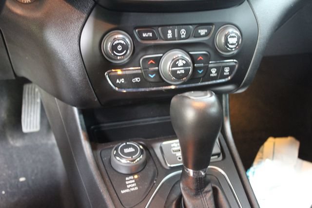 Used 2021 Jeep Cherokee High Altitude AWD/4WD image 20