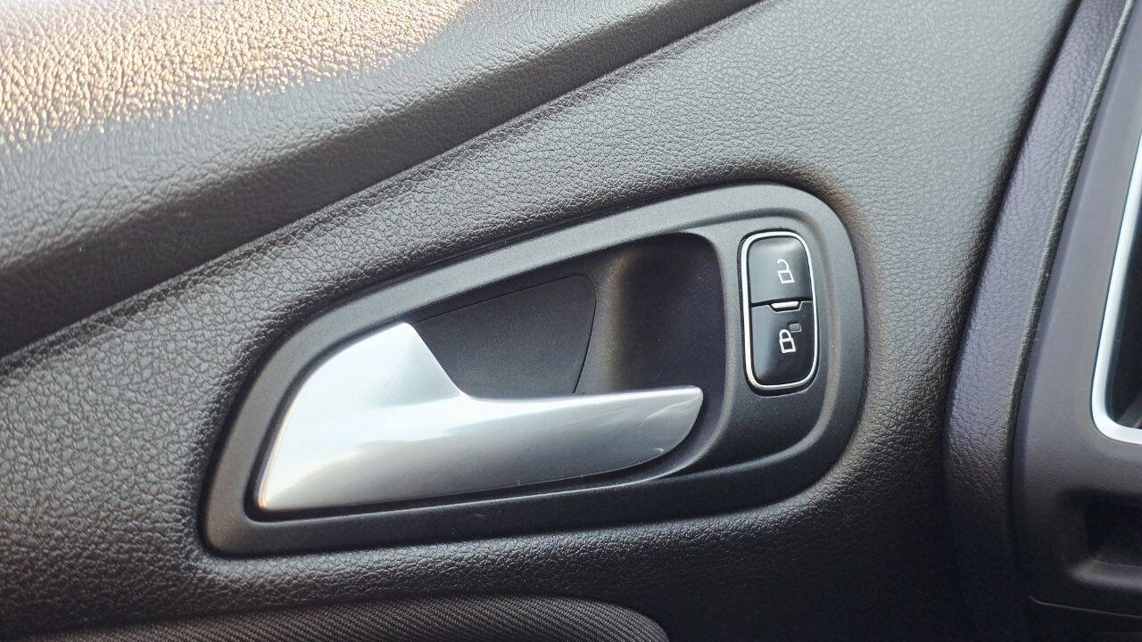 Used 2016 Ford Focus Titanium w/ Titanium Winter Package FWD image 34