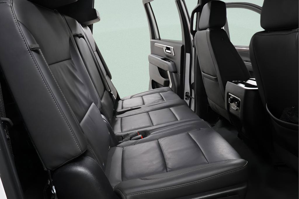 Used 2025 Chevrolet Suburban Z71 image 25