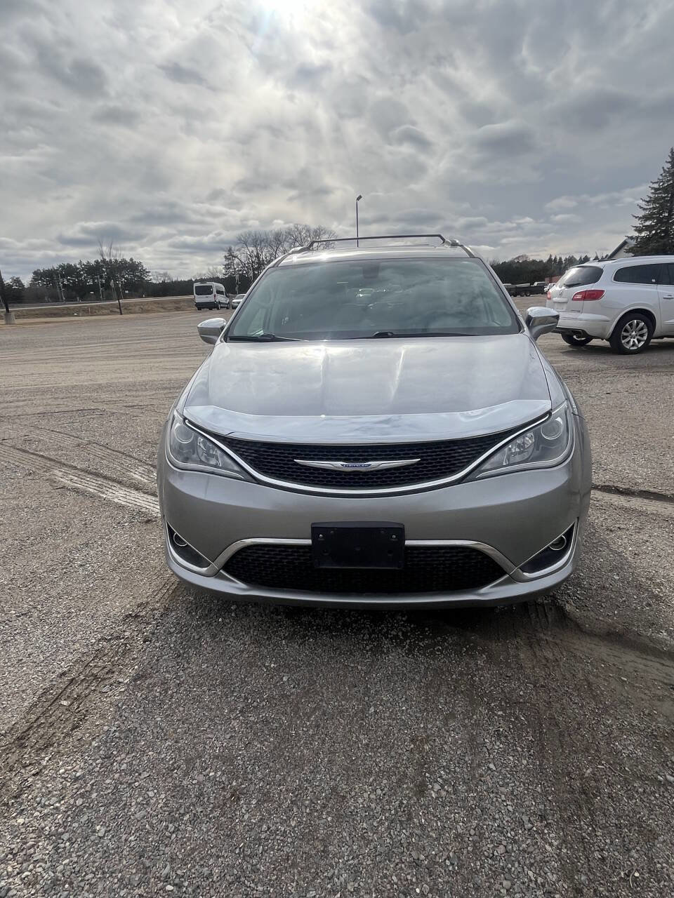 Used 2018 Chrysler Pacifica Limited image 2