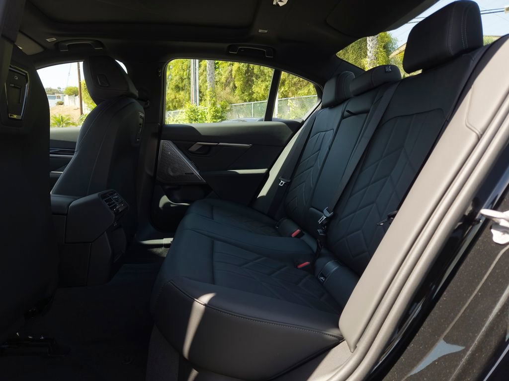 New 2026 BMW 550e xDrive w/ Premium Package AWD/4WD image 9