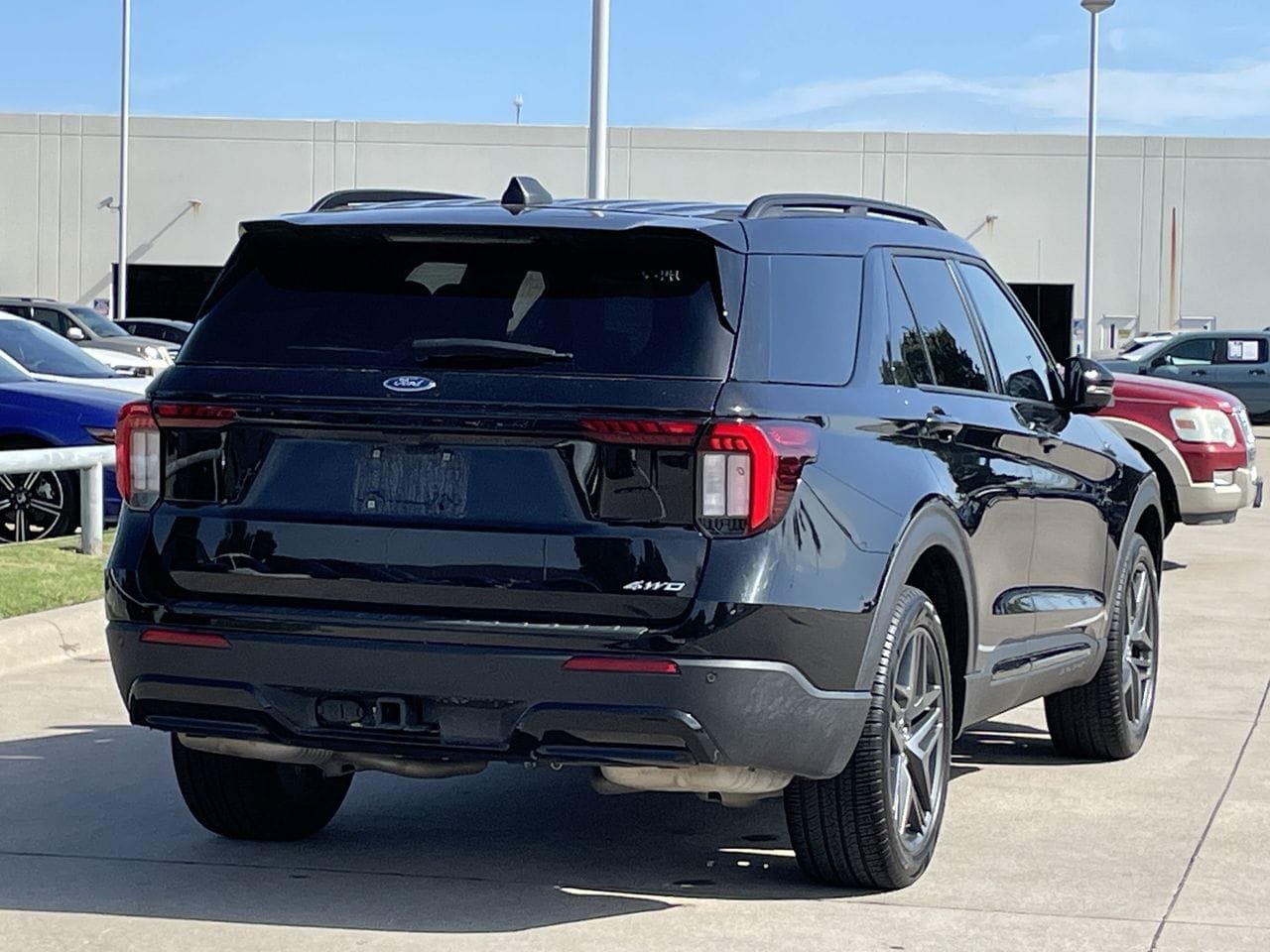 Used 2025 Ford Explorer ST-Line w/ ST-Line Street Pack AWD/4WD image 4