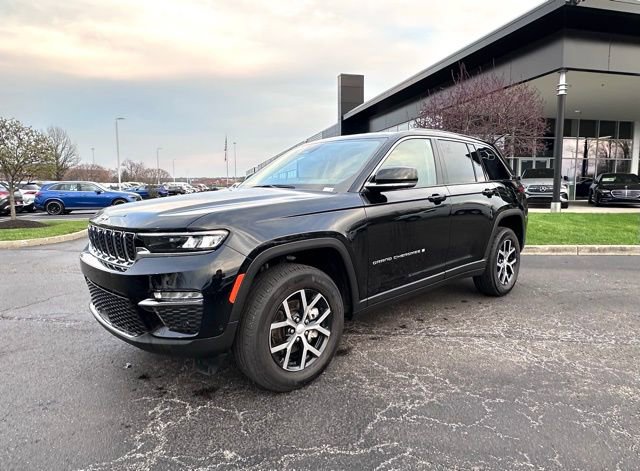 Used 2023 Jeep Grand Cherokee Limited w/ Luxury Tech Group II AWD/4WD image 3