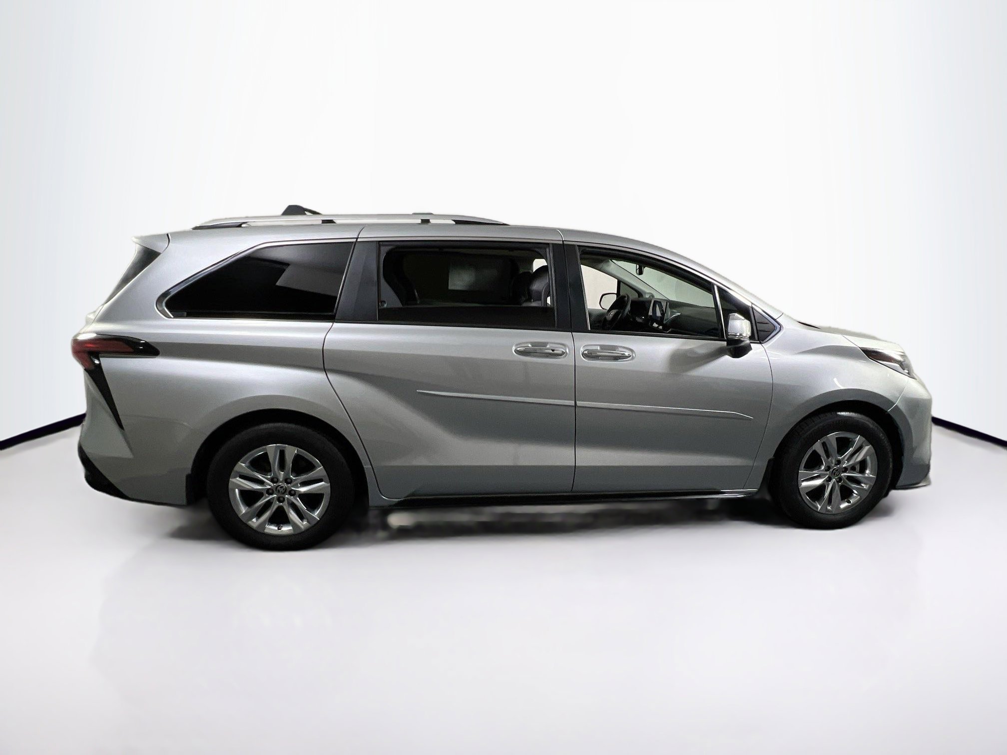 Used 2022 Toyota Sienna Limited AWD/4WD image 4