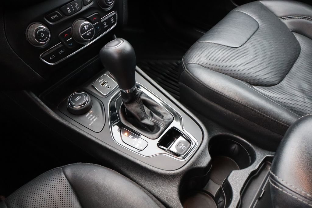 Used 2020 Jeep Cherokee Limited image 26