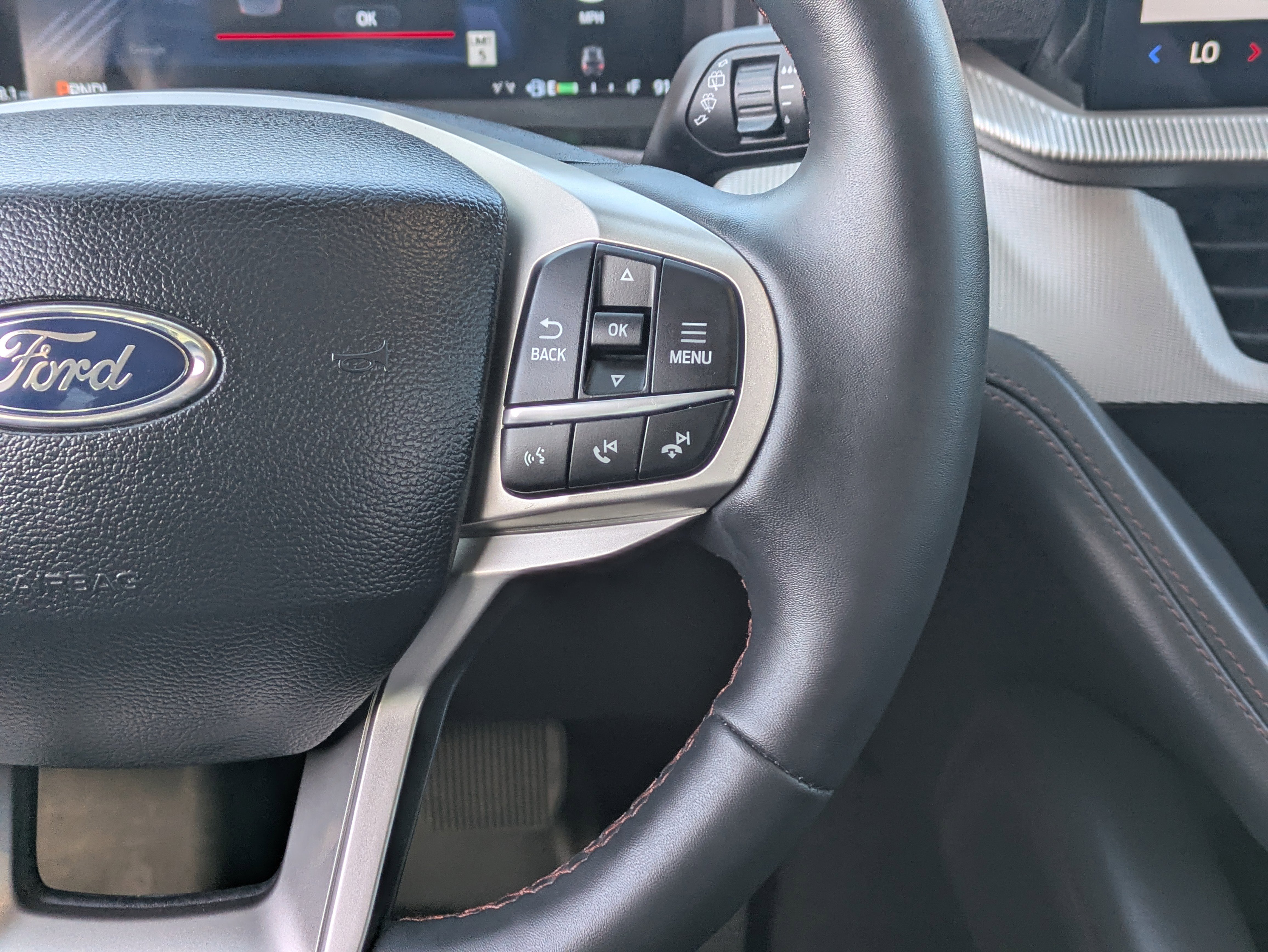 Used 2025 Ford Explorer Active w/ Active Comfort Package RWD image 23