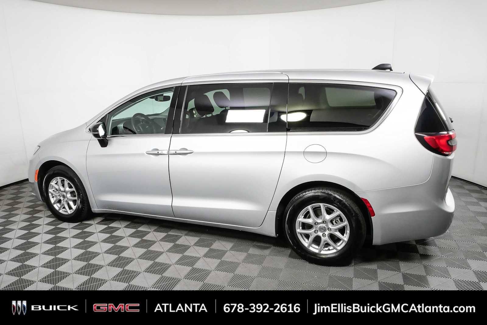 Used 2024 Chrysler Pacifica Touring-L FWD image 27