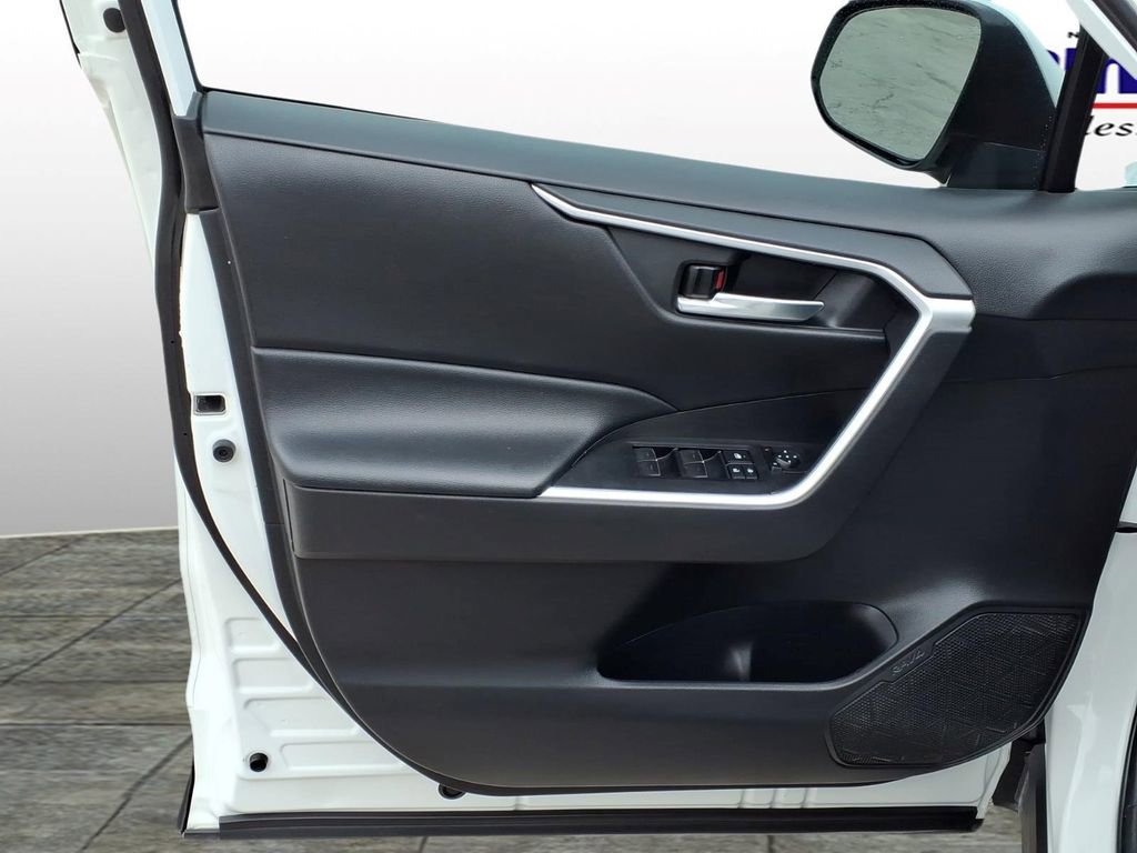 Used 2022 Toyota RAV4 XLE FWD image 11