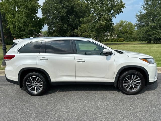 Used 2019 Toyota Highlander XLE AWD/4WD image 32