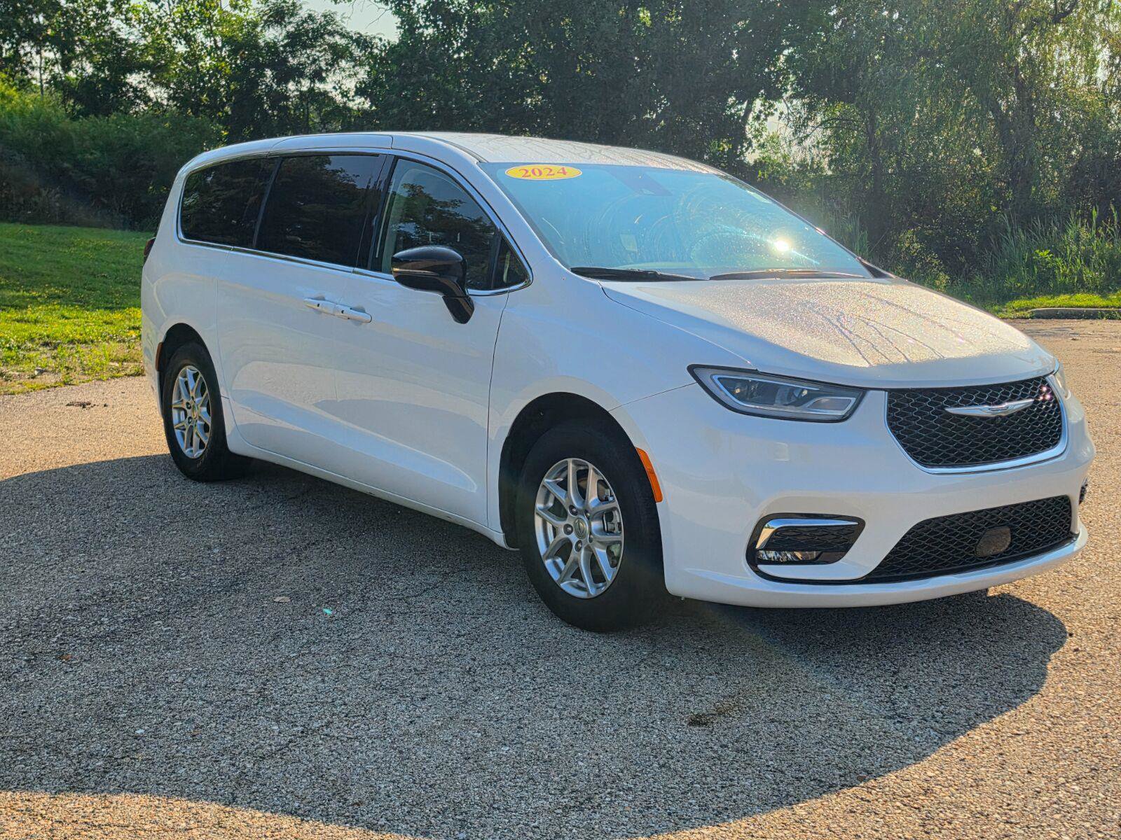 Used 2024 Chrysler Pacifica Touring-L FWD image 15
