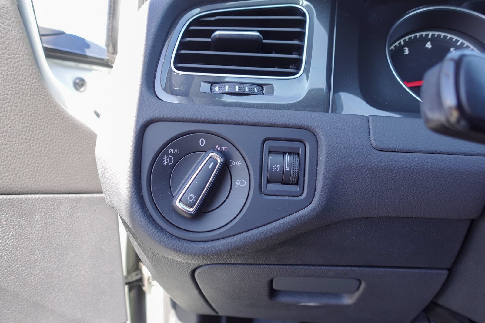 Used 2019 Volkswagen Golf SE FWD image 16