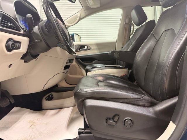 Used 2021 Chrysler Pacifica Touring-L FWD image 8