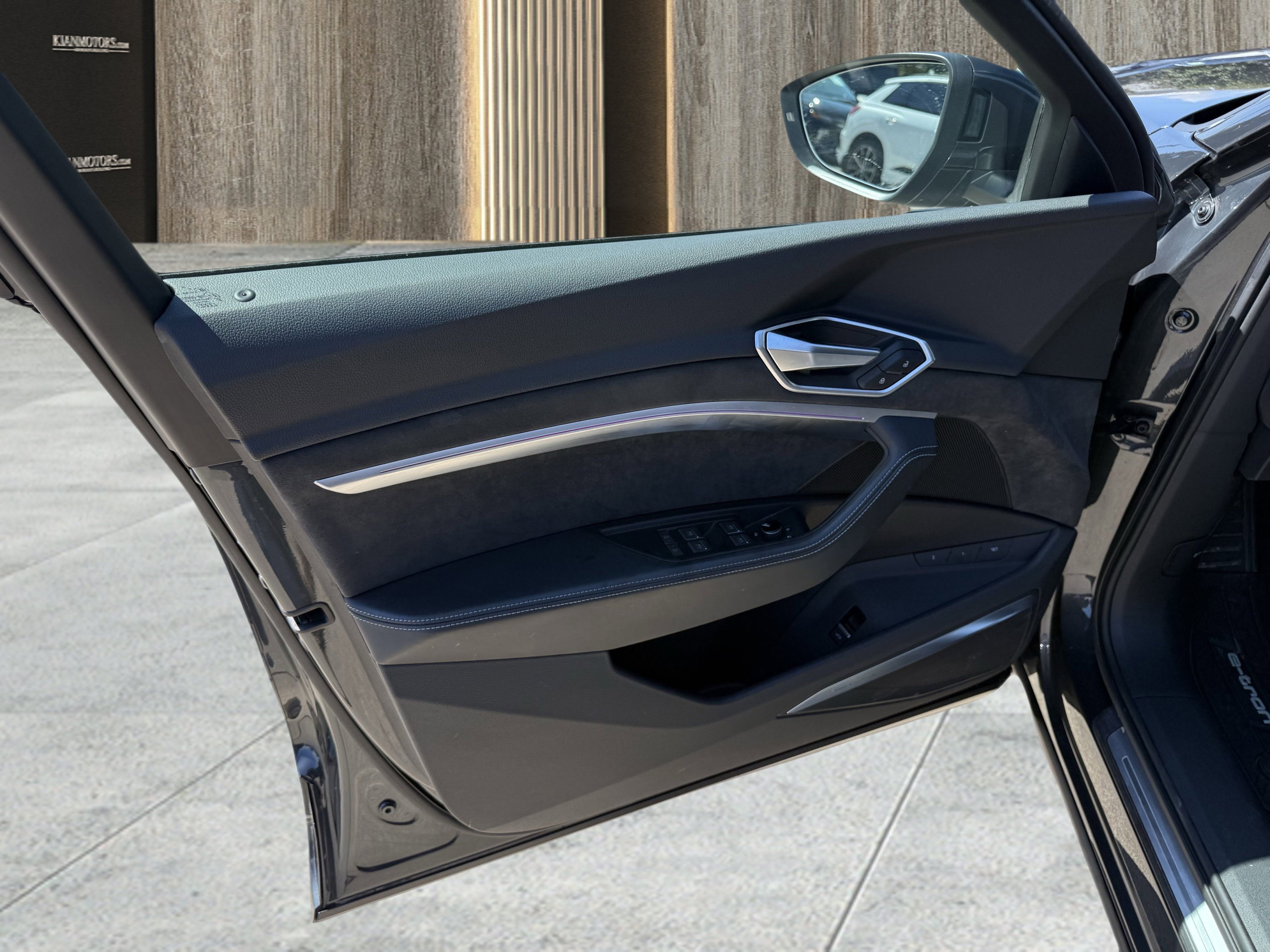 Used 2019 Audi e-tron Prestige w/ Prestige Package image 19