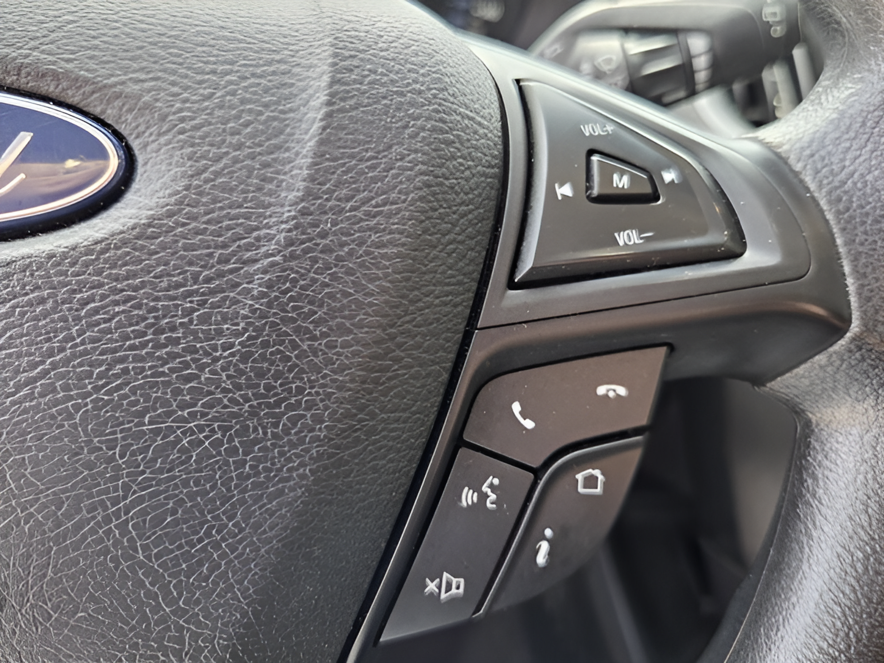 Used 2020 Ford Edge SE FWD image 25