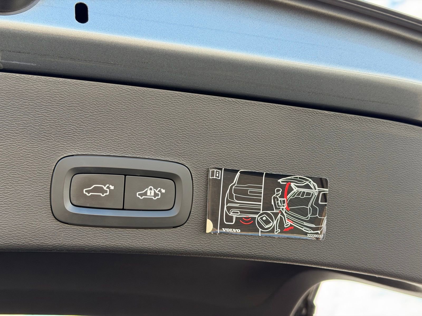 Used 2019 Volvo XC40 T4 Momentum image 35